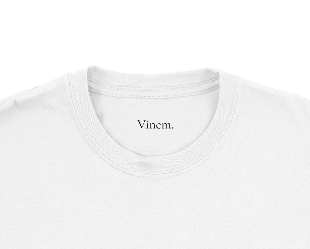 Chaque t-shirt de la marque VINEM, marque durable autour de l'univers du vin, possède un branding minimaliste au niveau du col de ces pièces créées. 