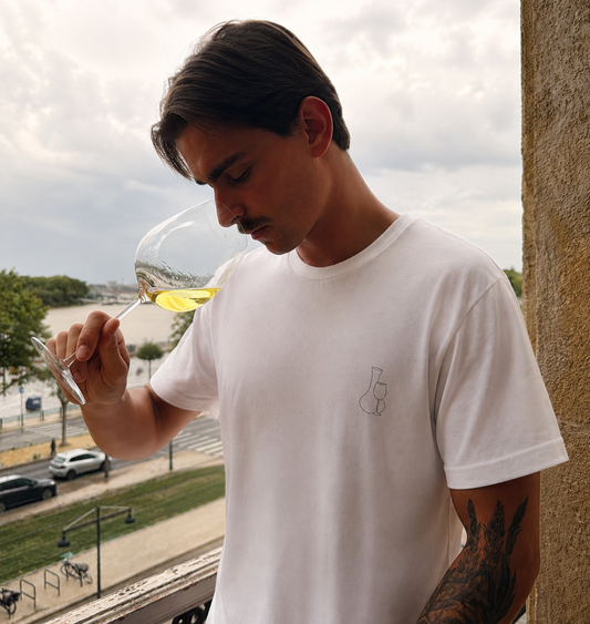 L'essentiel est le t-shirt le plus classique de la marque VINEM. Passe partout, élégant, sobre et distingué. Il met en avant la culture du vin de manière fine et délicate. 