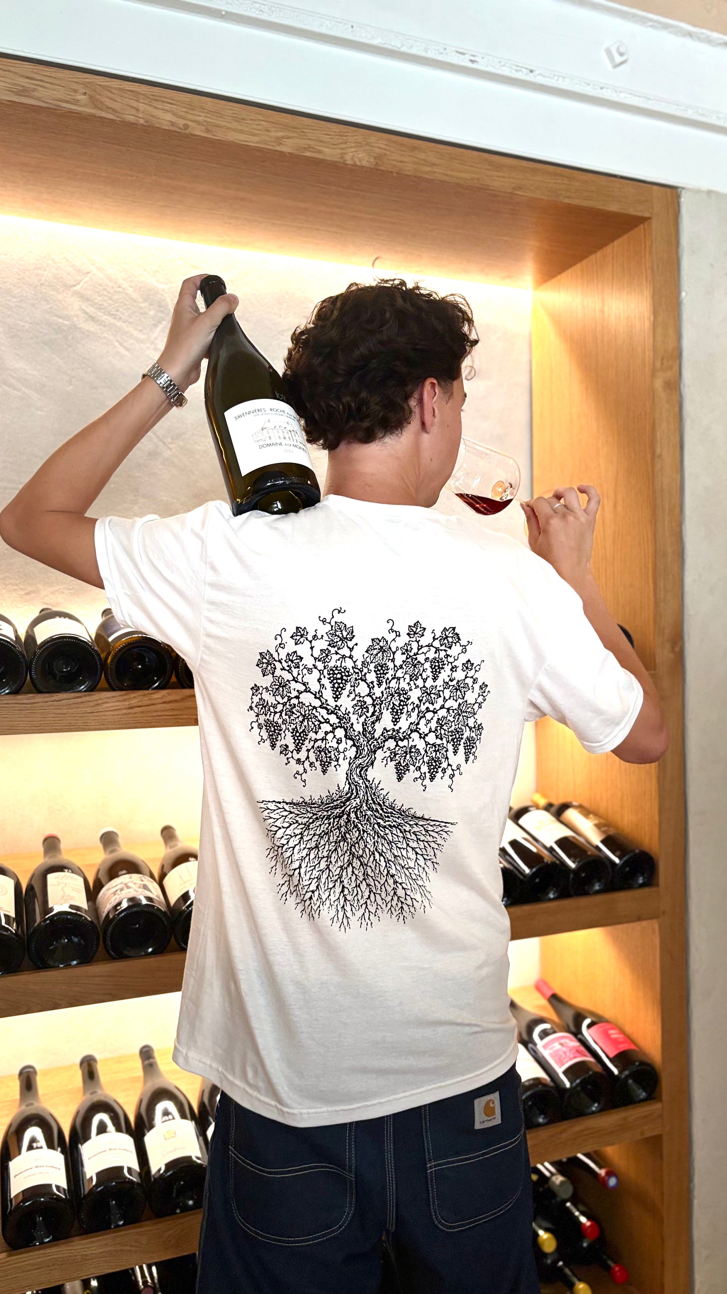 Vinem lance sa collection 001, retrouvez la gamme complète sur la page "Collection". Le t-shirt Racine illustre la complexité du monde viticole, à travers l'enracinement profond du cep de vigne avec les années. 