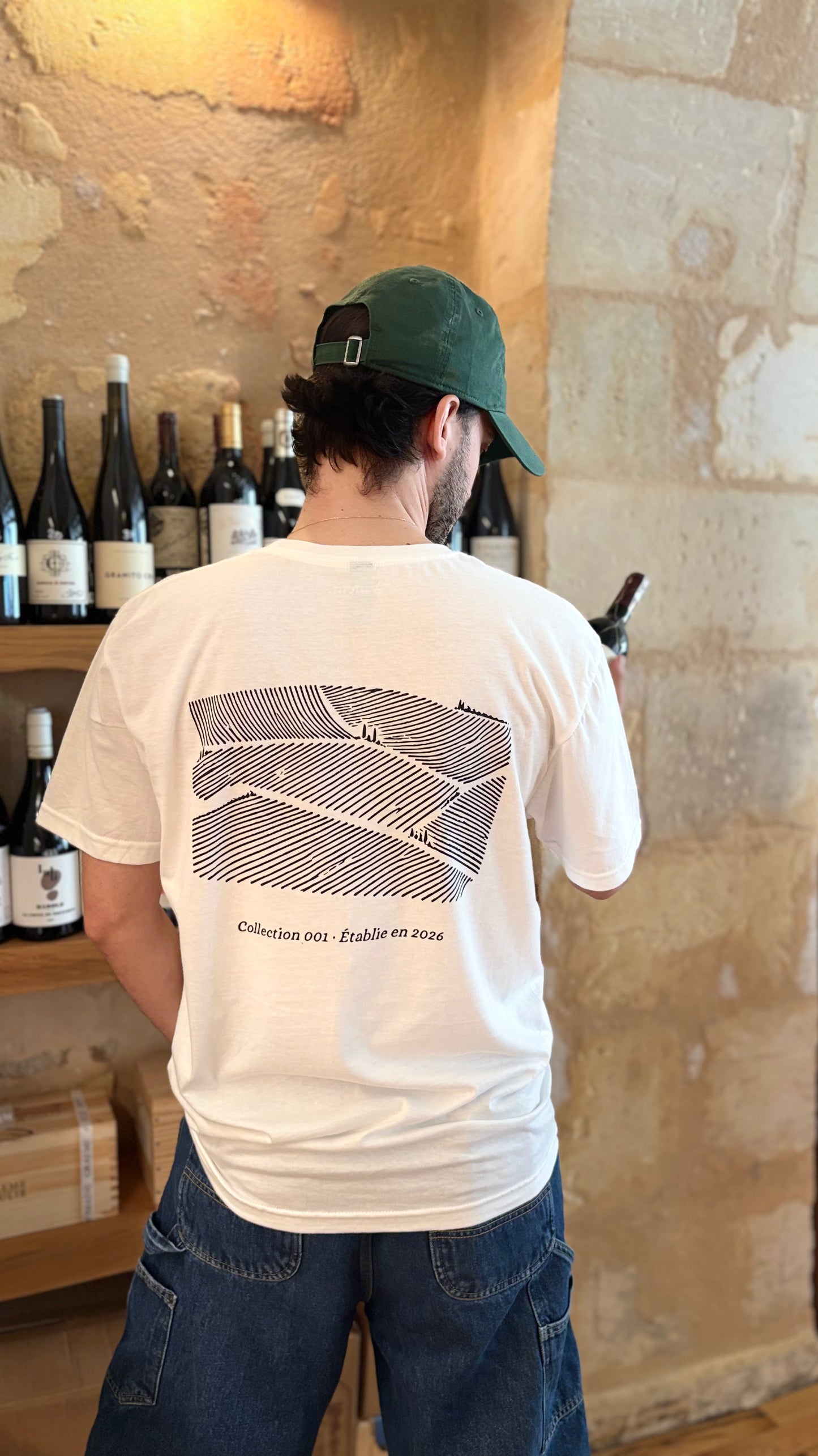 Vinem lance sa collection 001, retrouvez la gamme complète sur la page "Collection". Le t-shirt Rang illustre la géométrie du vignoble français à travers les coteaux et les pentes. 