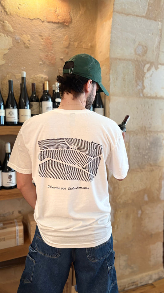 Vinem lance sa collection 001, retrouvez la gamme complète sur la page "Collection". Le t-shirt Rang illustre la géométrie du vignoble français à travers les coteaux et les pentes. 