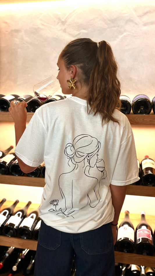 Vinem lance sa collection 001, retrouvez la gamme complète sur la page "Collection". Le t-shirt Volupté illustre la finesse du geste de la dégustation et de la connaissance du vin. 