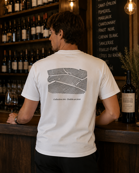 Née au cœur de la Gironde, VINEM puise son inspiration dans les paysages viticoles de Bordeaux et dans la culture qui les entoure. Notre vestiaire minimaliste traduit en lignes, matières et détails l'élégance des vignes et l'art de vivre autour du vin. Une mode contemporaine pour les amoureux du terroir, de la dégustation et des belles histoires.